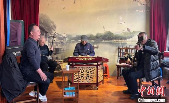 圖為蘭州鼓子愛好者在傳習所內(nèi)互相搭檔上臺演出?！堨下?攝