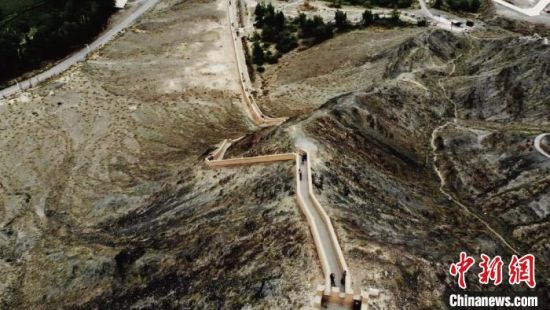 圖為甘肅嘉峪關(guān)懸臂長(zhǎng)城吸引游客打卡 。(資料圖) 李亞龍 攝