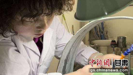 夜光杯制作學(xué)徒謝小琴坦言，雖工作枯燥，但是能夠掌握國家級非遺技藝是很自豪的。王牧雨 攝