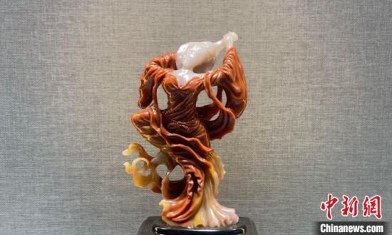 圖為翩然起舞的飛天玉雕?！「攥?攝