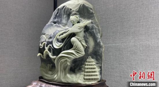 圖為李學(xué)平的玉雕作品。　高瑩 攝