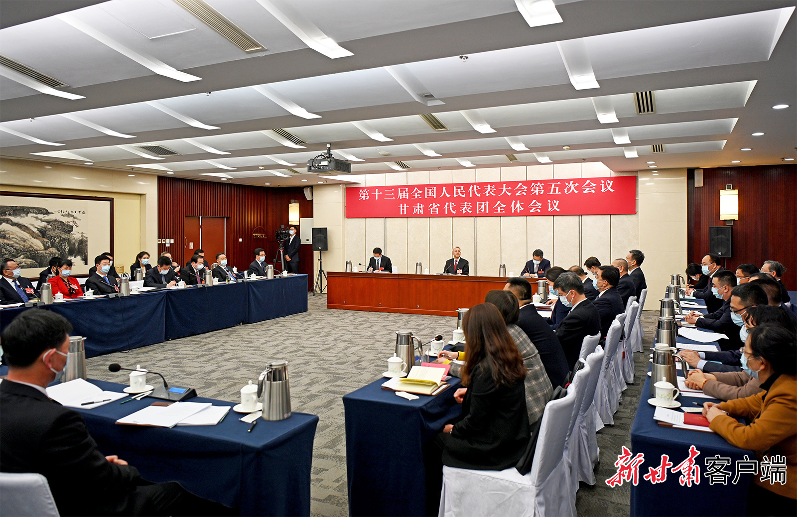 甘肅代表團(tuán)舉行全體會議，尹弘主持并講話