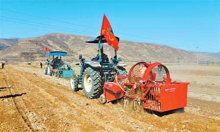 定西市隴西縣17個(gè)鄉(xiāng)鎮(zhèn)的農(nóng)機(jī)合作社、農(nóng)機(jī)手參加了農(nóng)機(jī)技能比賽和培訓(xùn)