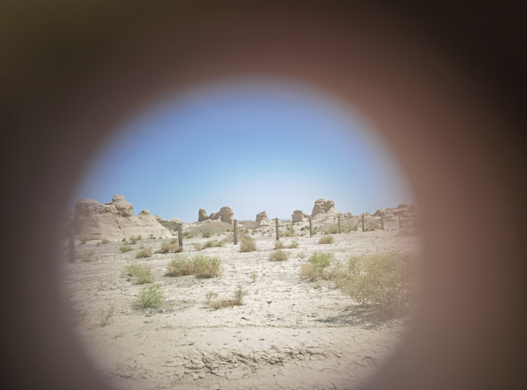 插圖2：透過河西走廊遺存的古陶片孔洞所見。攝影：陳曉斌。拍攝日期：2020年6月。