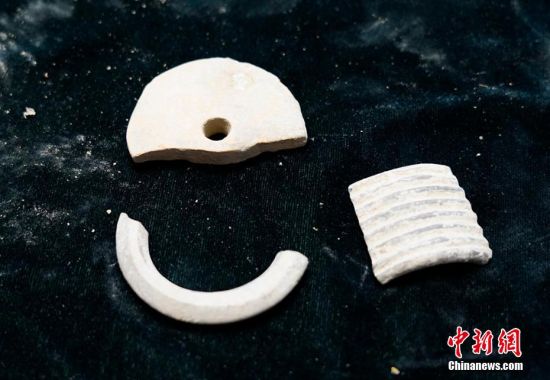 圖為靜寧縣賈河鄉(xiāng)竇坪村出土的佩飾。 夏劍鋒 攝