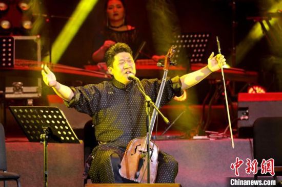 圖為樂(lè)隊(duì)主創(chuàng)巴依勒格。(資料圖) 受訪者供圖