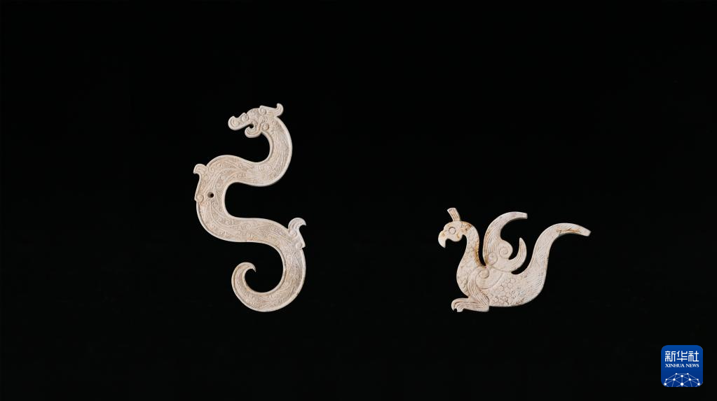 江西樟樹市國字山戰(zhàn)國墓葬出土玉龍、玉鳳（資料圖）。