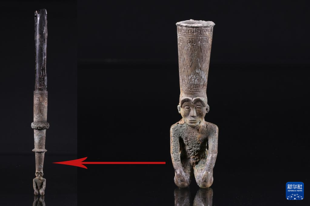 江西樟樹市國字山戰(zhàn)國墓葬出土銅跽坐人鐓（資料圖）。