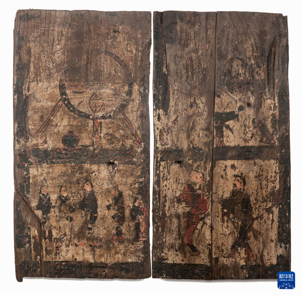 湖北云夢縣鄭家湖戰(zhàn)國秦漢墓地的一處板門繪畫（資料圖）。