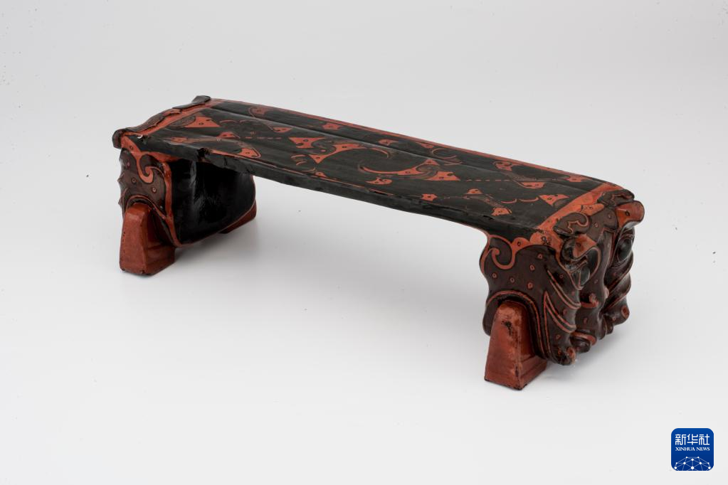 湖北云夢縣鄭家湖戰(zhàn)國秦漢墓地出土漆木虎頭枕（資料圖）。