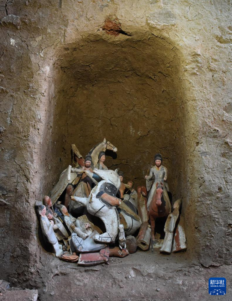 甘肅武威市唐代吐谷渾王族墓葬群慕容智墓墓道壁龕出土儀仗俑群（資料圖）。