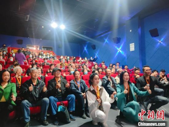 《浴血誓言》主創(chuàng)團(tuán)隊(duì)與到場(chǎng)的紅軍后代合影?！￡愡x斌 攝