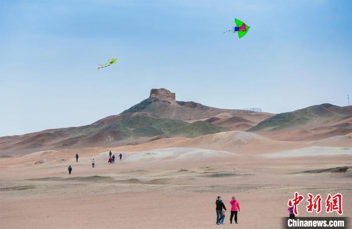 圖為市民正在陽關景區(qū)放風箏。　王斌銀 攝