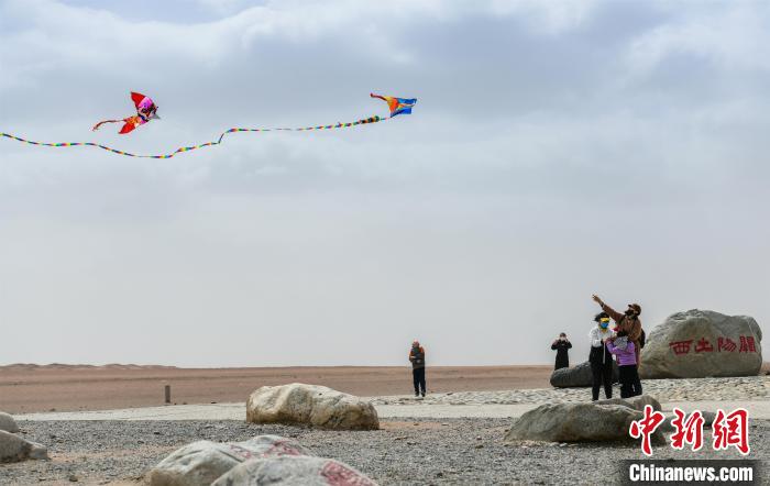 圖為市民正在陽關景區(qū)放風箏。　王斌銀 攝