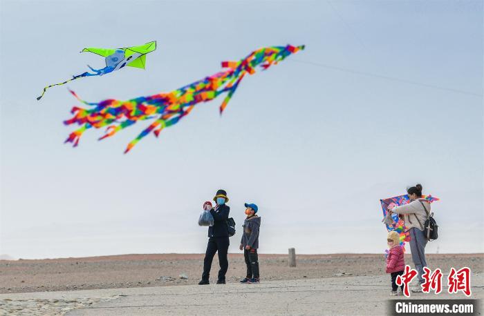 圖為孩童在父母的陪伴下放風箏?！⊥醣筱y 攝