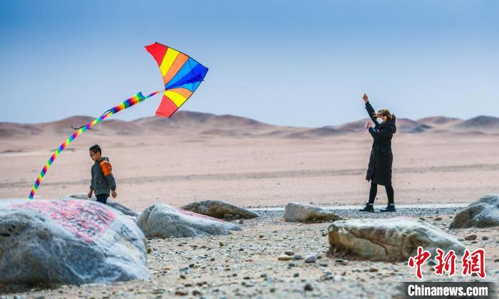 圖為市民正在陽關景區(qū)放風箏?！⊥醣筱y 攝