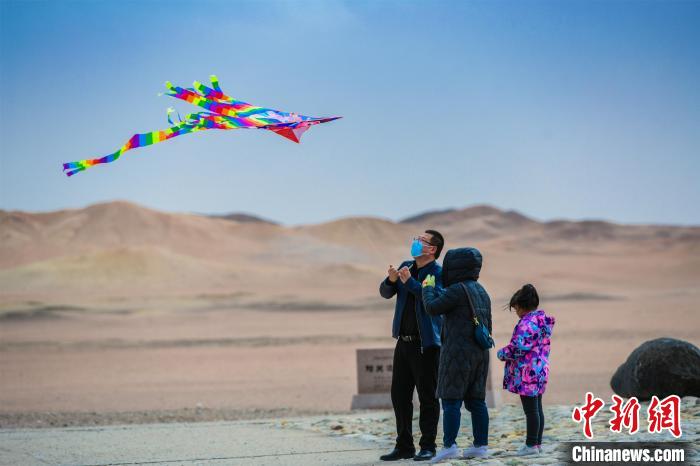 圖為市民正在陽關景區(qū)放風箏?！⊥醣筱y 攝