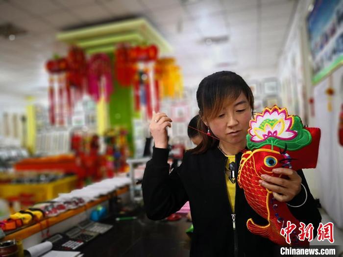 圖為“非遺”產(chǎn)品展示。(資料圖) 魏建軍 攝