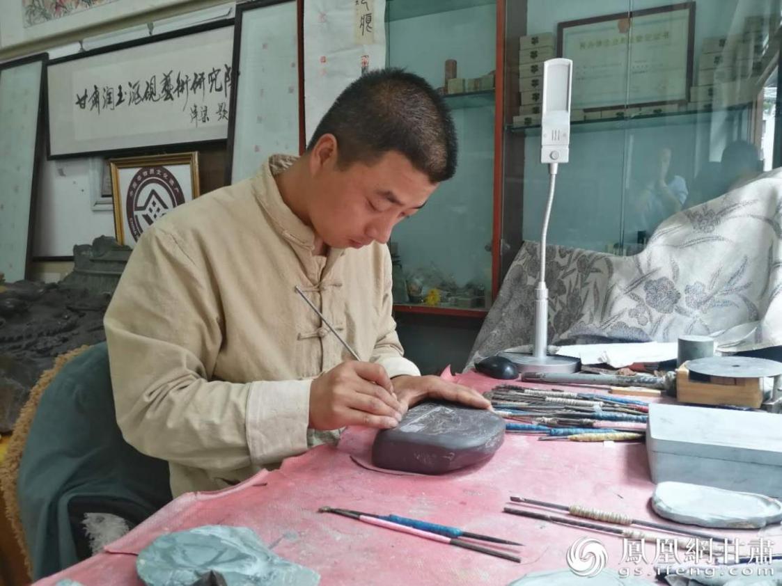 洮硯制作技藝第六代傳人、國(guó)家藝術(shù)基金資助青年藝術(shù)家、正高級(jí)洮硯雕刻藝術(shù)師李江平十年如一日專注于洮硯制作 圖源自網(wǎng)絡(luò)