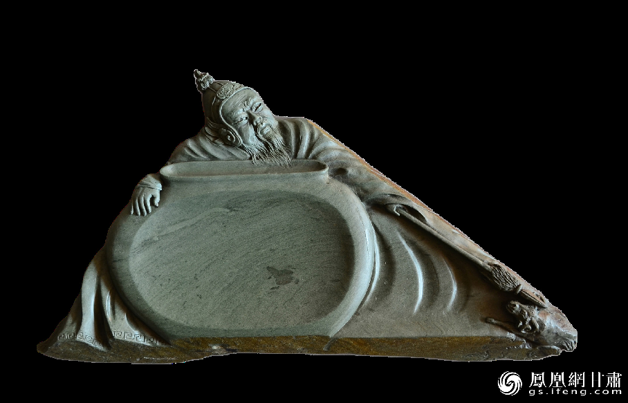 《醉臥沙場(chǎng)君莫笑》硯使王翰《涼州詞》中“醉臥沙場(chǎng)君莫笑，古來(lái)征戰(zhàn)幾人回？”的意境躍然硯臺(tái)之上。資料圖