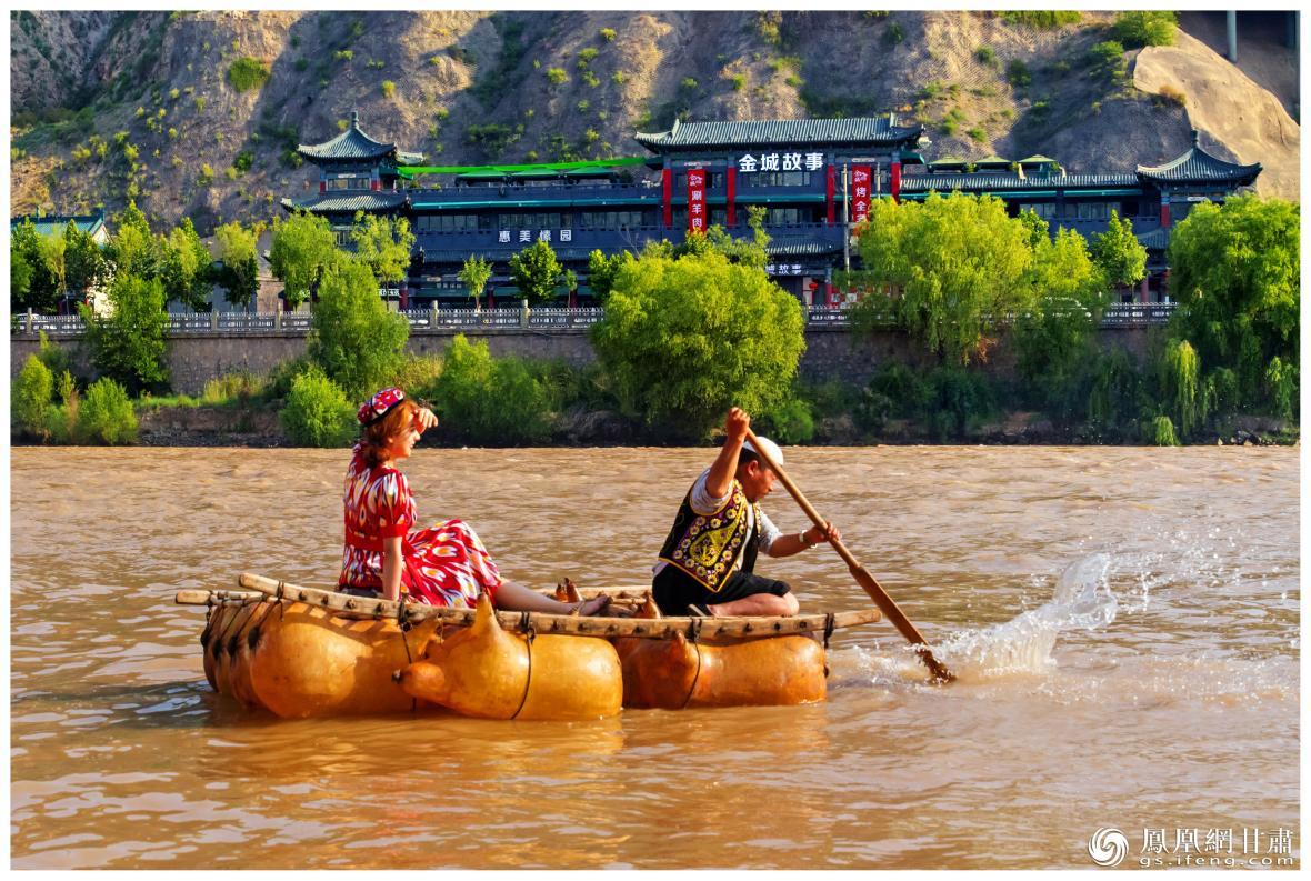 筏子客揮動著劈波斬浪的船槳，槳聲中混搭著風(fēng)聲、水聲和男女對歌的花兒聲。蘭州市文旅局供圖