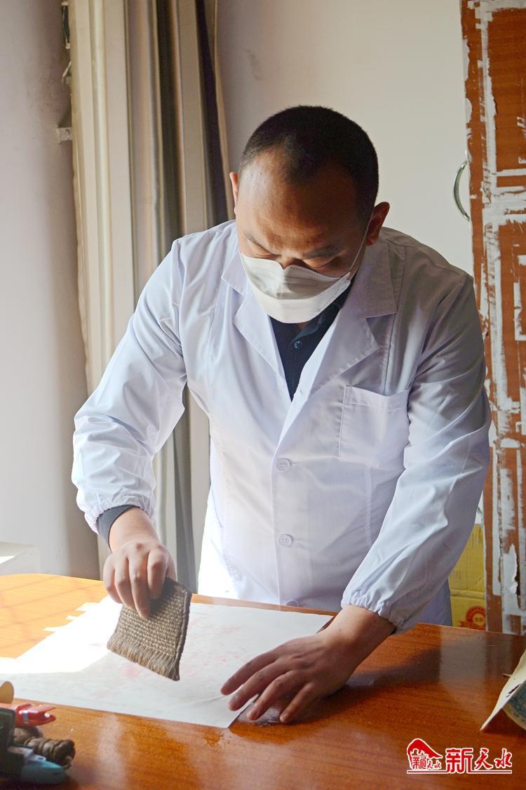 朽爛歷史檔案如何獲新生？看修復(fù)師“妙手回春”