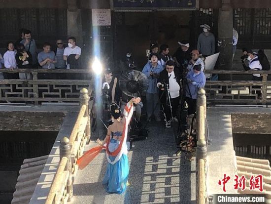 圖為5月以來，“奧大粒”直播現(xiàn)場(chǎng)引游客圍觀?！《鼗褪形麄鞑抗﹫D