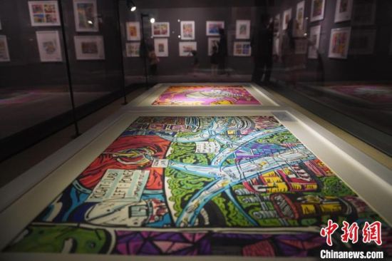 市民參觀少兒美術(shù)展覽。