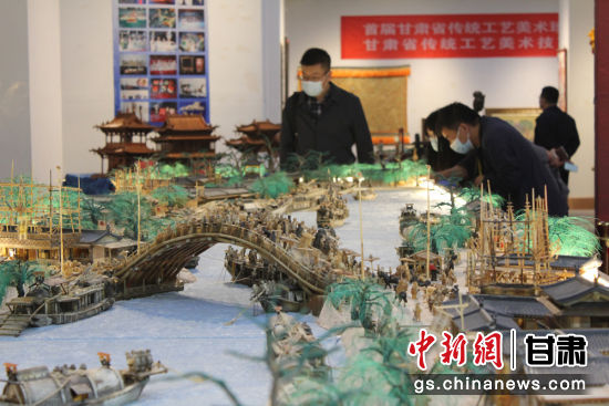 圖為參評(píng)作品牦牛角立體微雕“清明上河圖”。徐雪 攝