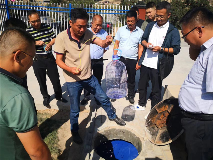 城關(guān)區(qū)作風(fēng)建設(shè)督察組赴青白石污水處理站，檢查污水采樣情況。.jpg