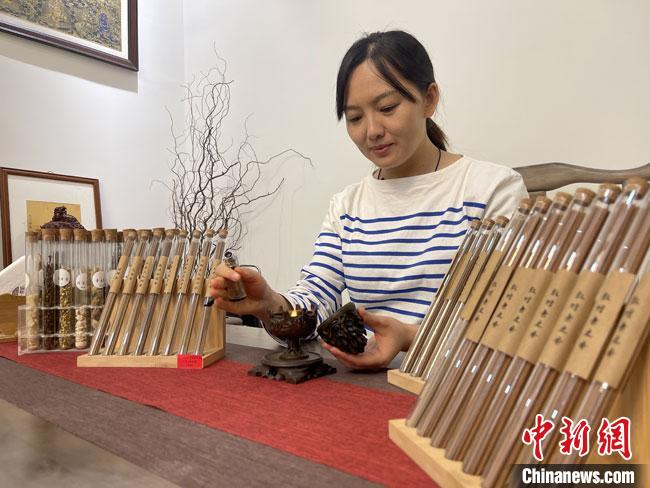 圖為魯雯展示燃香禮儀?！「攥?攝