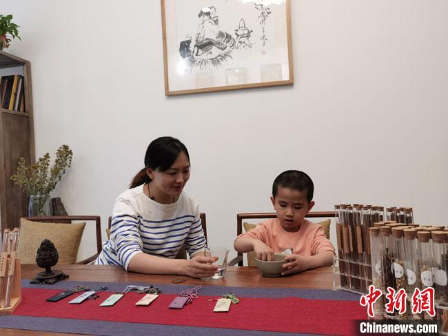 圖為魯雯為小學(xué)員授課和培訓(xùn)?！●T志軍 攝