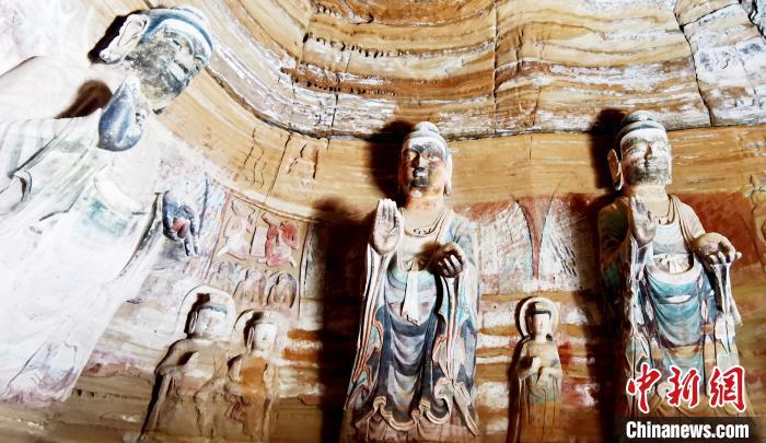 北石窟寺窟內(nèi)造像因受水顯得斑駁?！“瑧c龍 攝