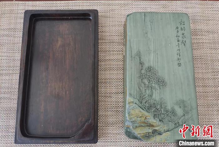 圖為甘肅甘南州洮硯藝人為提升洮硯文化內(nèi)涵，制作“一盒一拓”成品展示。(資料圖) 張婧 攝