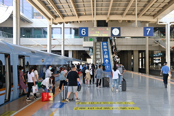 暑運大幕開啟。蘭州鐵路局供圖