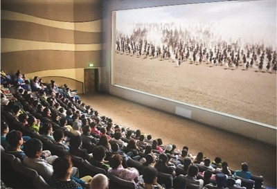 游客在莫高窟數(shù)字展示中心觀看主題電影《千年莫高》。