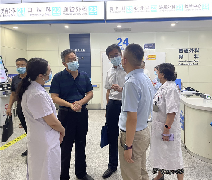 7月12日，甘肅省紀委監(jiān)委派駐省衛(wèi)健委紀檢監(jiān)察組紀檢監(jiān)察干部在蘭大二院門診開展疫情防控監(jiān)督檢查。魏雪 攝.jpg
