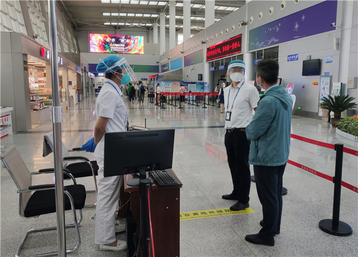 7月15日，金昌市金川區(qū)紀委監(jiān)委駐區(qū)委政法委紀檢監(jiān)察組在金昌機場監(jiān)督檢查疫情防控措施落實情況。王曉梅攝.jpg