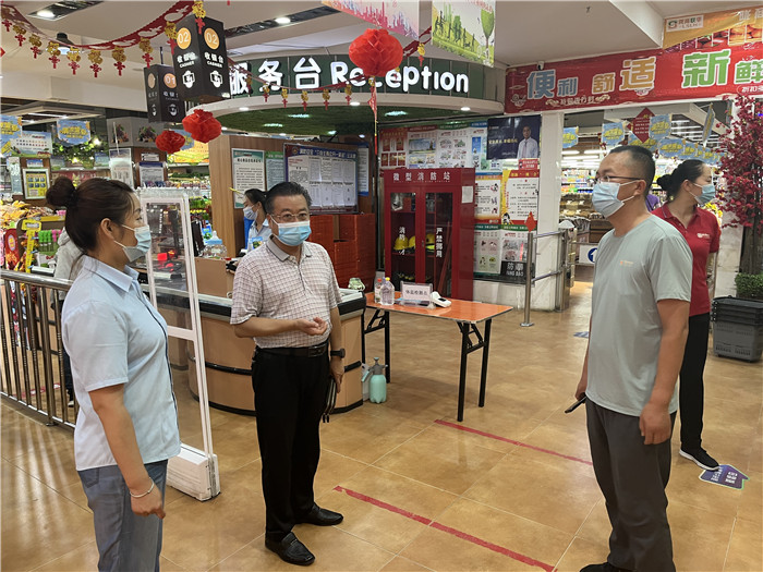 7月15日，酒泉市玉門市疫情防控督查組在隴商聯(lián)華超市監(jiān)督檢查疫情防控措施落實情況。 .jpg