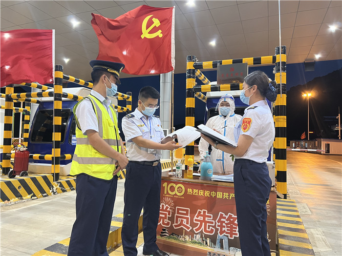 7月16日，甘肅省公航旅渭武高速運營公司紀檢監(jiān)察干部深入宕昌西收費站督查疫情防控措施落實情況。陳強 攝.jpg