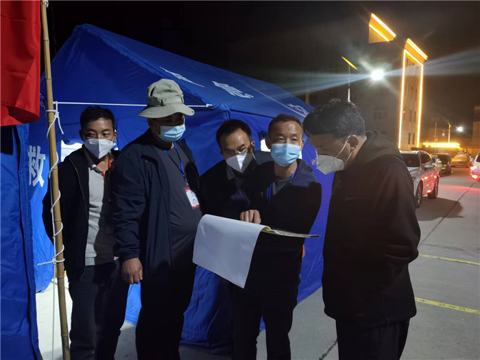 7月19日，甘南州瑪曲縣紀委監(jiān)委督查組在德吉小區(qū)卡點督導疫情防控工作。仲海濤 攝.jpg