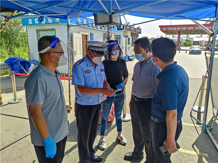 張掖市紀委監(jiān)委監(jiān)督檢查組在連霍高速出口督查疫情防控工作。.jpg