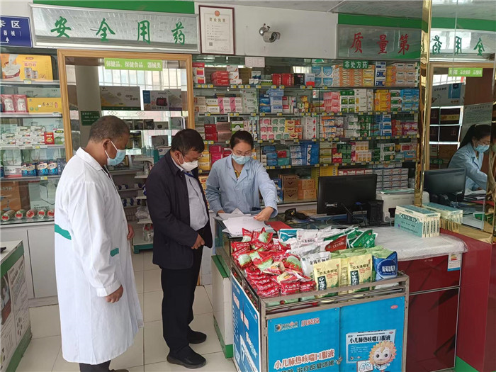 甘南州合作市紀委監(jiān)委第一督查組在合作市世紀大藥房進行督查檢查。.jpg