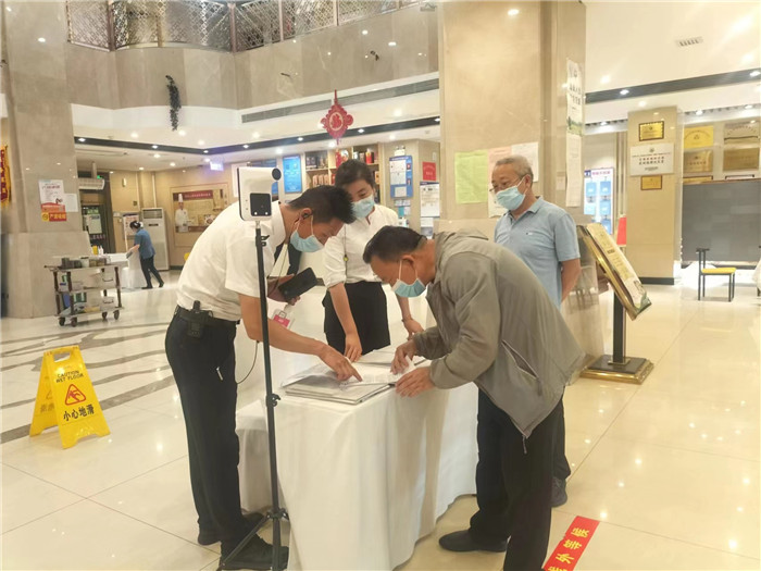 金昌市金川區(qū)紀委監(jiān)委駐區(qū)人大機關紀檢監(jiān)察組在花城錦都大酒店監(jiān)督檢查疫情防控工作。王文海 攝 .jpg