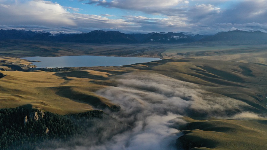 甘肅山丹馬場(chǎng)：峽谷云霧似仙境。 王超攝