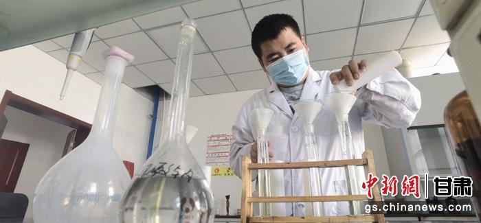 圖為甘肅科技集團化工研究院有限責(zé)任公司工作人員正在做實驗。魏建軍 攝