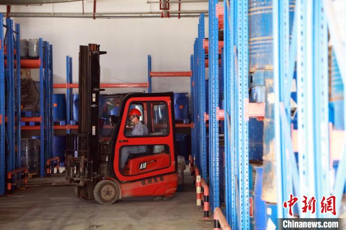 圖為甘肅省危險廢物處置中心危險廢物儲存庫?！∥航ㄜ?攝