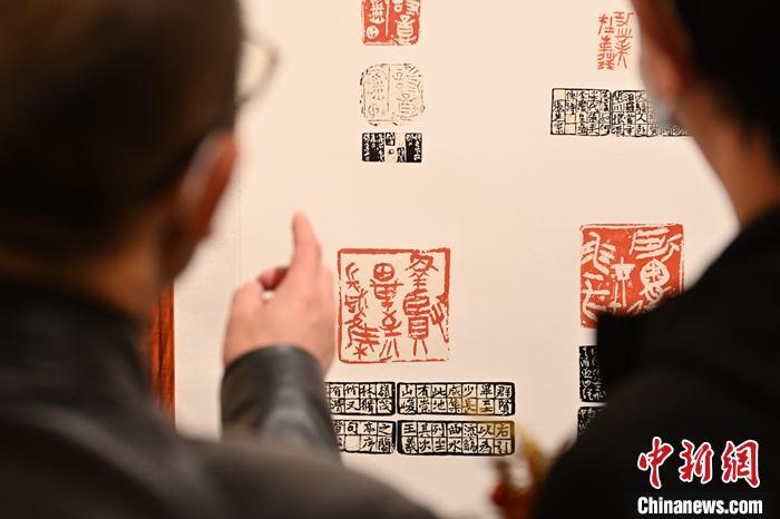 圖為甘肅蘭州，參展作品吸引參觀者。 中新社記者 李亞龍 攝