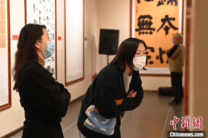 圖為甘肅蘭州，參展書法作品吸引參觀者。 中新社記者 李亞龍 攝