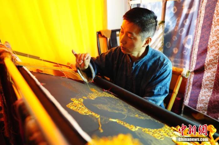 系統(tǒng)性挖掘整理古代敦煌刺繡，是甘肅天水市級(jí)非遺代表性項(xiàng)目武山刺繡代表性傳承人劉云帆這兩年最緊要的工作之一。圖為劉云帆在創(chuàng)作富含敦煌刺繡元素的作品。 中新社發(fā) 謝秉錫 攝 